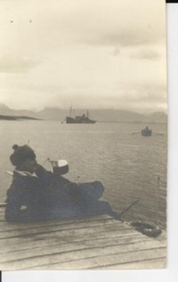 [Fotografía] 1950 ago., Puerto Navarino [a] Gabriela Mistral