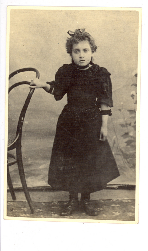 [Retrato de Gabriela Mistral a los siete años]  [fotografía]