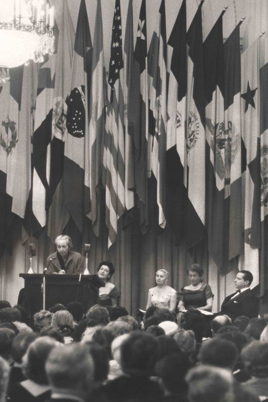 [Conferencia en la Unión Panamericana]  [fotografía].
