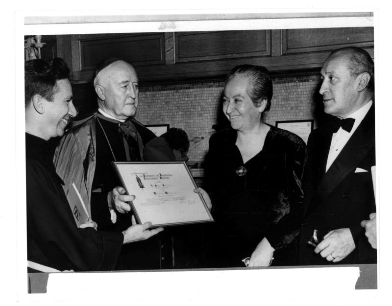 [Gabriela Mistral recibe el premio "Serra de las Américas" en Washington]  [fotografía].