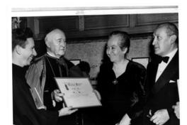 [Gabriela Mistral recibe el premio "Serra de las Américas" en Washington]  [fotografía].