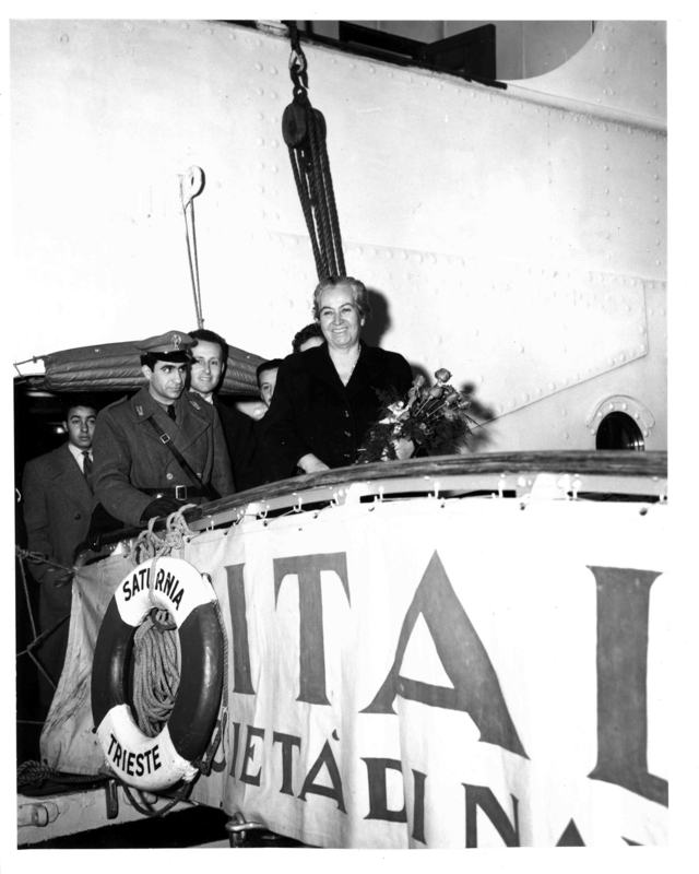 [Gabriela Mistral a su llegada a Génova]  [fotografía].