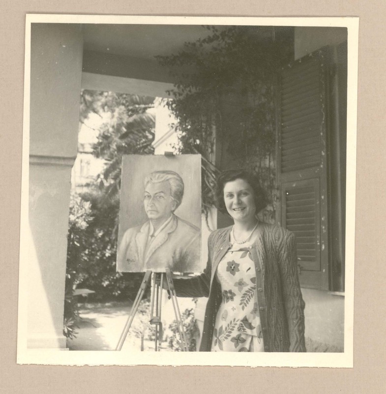 [Gilda Péndola junto a un retrato de Gabriela Mistral]  [fotografía].