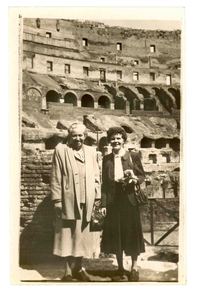[Gabriela Mistral y Doris Dana en el Coliseo de Roma]  [fotografía].
