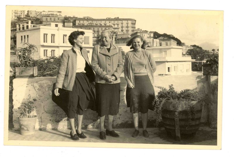 [Gabriela Mistral, Doris Dana y una amiga en Nápoles]  [fotografía].