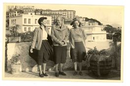[Gabriela Mistral, Doris Dana y una amiga en Nápoles]  [fotografía].