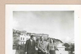 [Gabriela Mistral y dos amigos en Nápoles]  [fotografía].