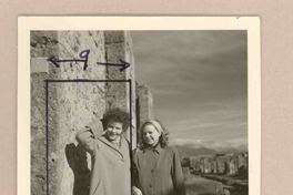[Doris Dana y una amiga en Pompeya]  [fotografía].