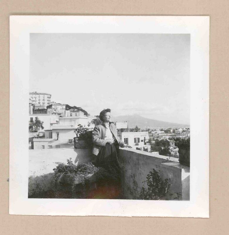 [Doris Dana en Nápoles]  [fotografía].