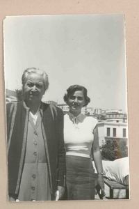 [Gabriela Mistral y Renate Goetz en Nápoles]  [fotografía].