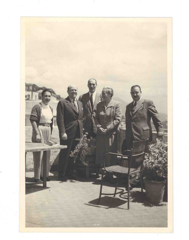 [Gabriela Mistral, Marina Núñez del Prado y tres amigos en Nápoles]  [fotografía].