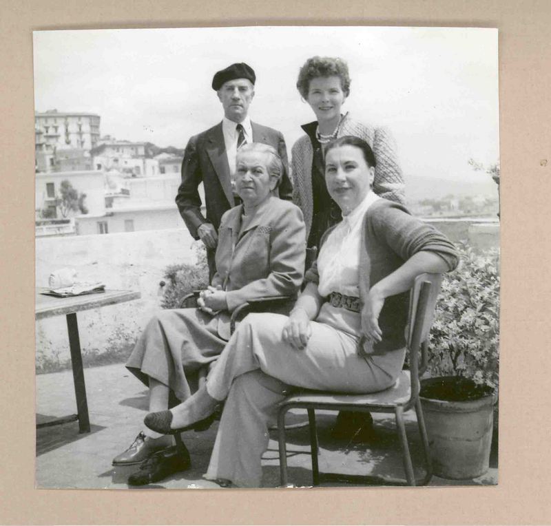 [Gabriela Mistral junto a Doris Dana, Marina Núñez del Prado y un amigo en Italia]  [fotografía].