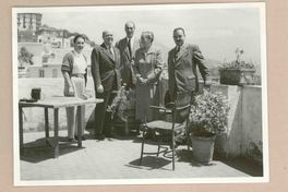 [Gabriela Mistral, Marina Núñez del Prado y tres amigos en Nápoles]  [fotografía].