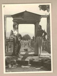 [Doris Dana y Marina Núñez del Prado en Pompeya]  [fotografía].