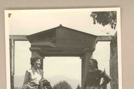 [Doris Dana y Marina Núñez del Prado en Pompeya]  [fotografía].