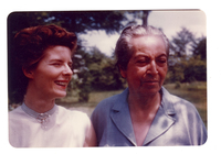 [Gabriela Mistral y Doris Dana en Nueva York]  [fotografía].