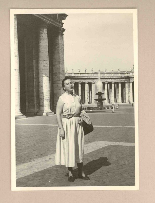 [Marina Núñez del Prado en Roma]  [fotografía].