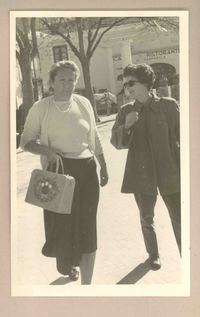 [Doris Dana y su amiga en Italia]  [fotografía].