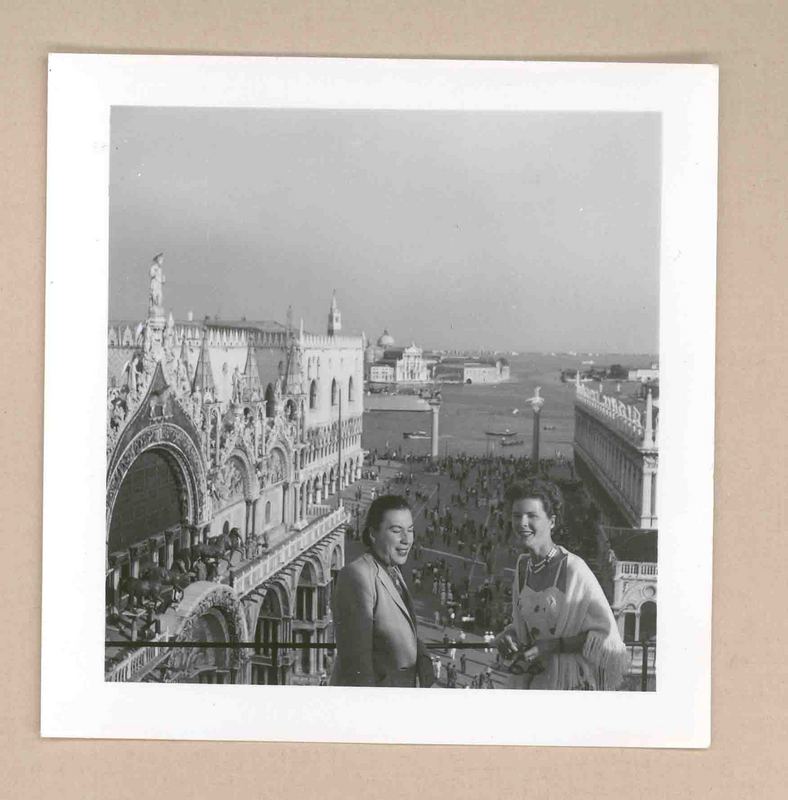 [Doris Dana y Marina Núñez del Prado en Venecia]  [fotografía].