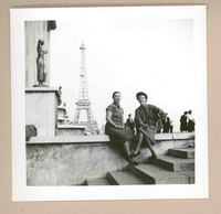 [Doris Dana y Marina Núñez del Prado en Paris]  [fotografía].