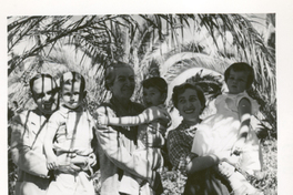 [Gabriela Mistral junto a la familia Hernández en Montegrande]  [fotografía].