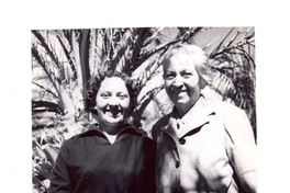 [Gabriela Mistral y Lucía Rodríguez en el Fundo El Ajial de Montegrande]  [fotografía].