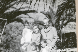 [Gabriela Mistral junto a Nelly Hernández y sus hijos]  [fotografía].