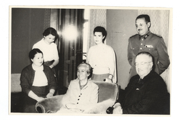 [Gabriela Mistral junto al Presidente Carlos Ibañez del Campo y su familia]  [fotografía].