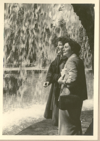 [Doris Dana y Gilda Péndola en Italia]  [fotografía].