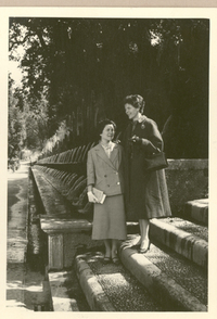 [Doris Dana y Gilda Péndola en Italia]  [fotografías].