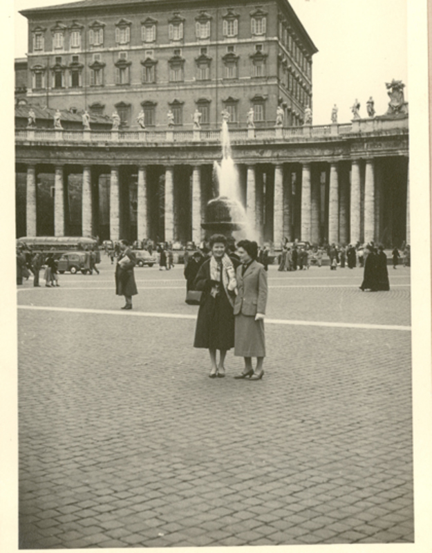 [Doris Dana y Gilda Péndola en Roma, Italia]  [fotografía].