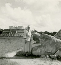 [Gabriela Mistral en Chichén Itzá]  [fotografía].