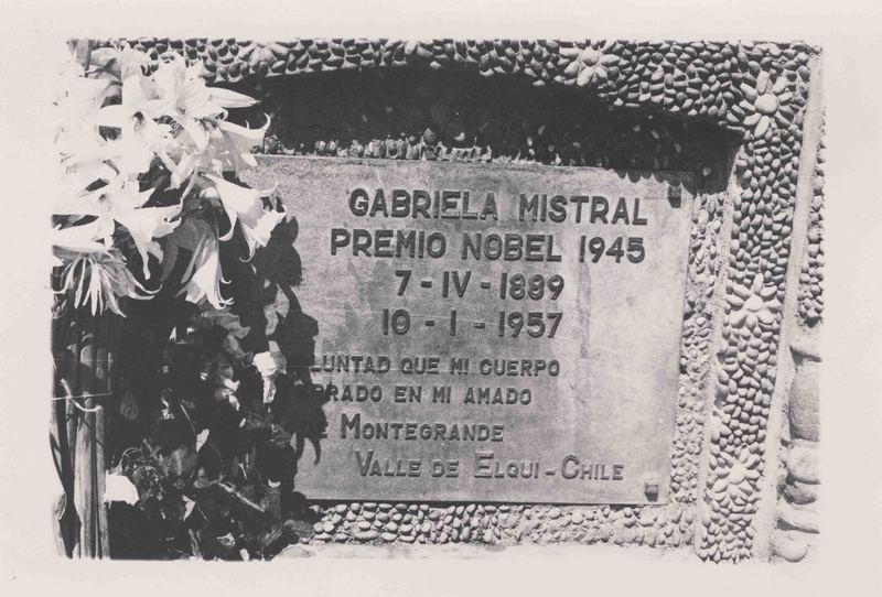 [Placa recordatoria en la tumba de Gabriela]  [fotografía].