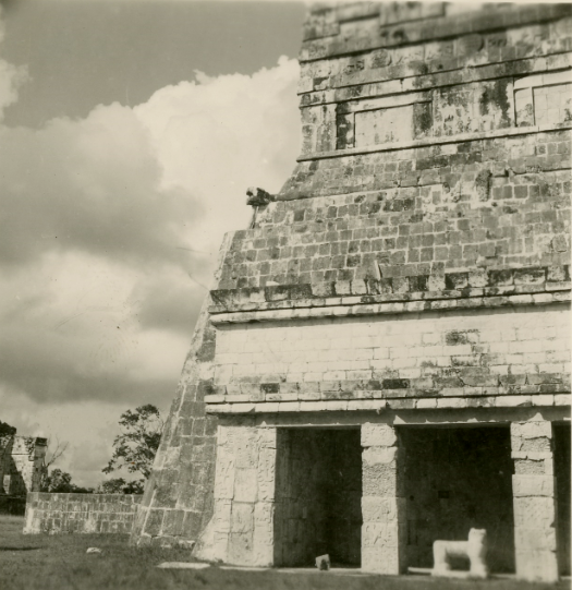 Vista de Chichén Itzá.  [fotografía].