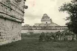 [Vista de Chichén Itzá]  [fotografía].