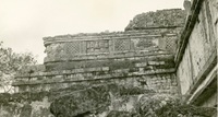 [Vista de Chichén Itzá]  [fotografía].
