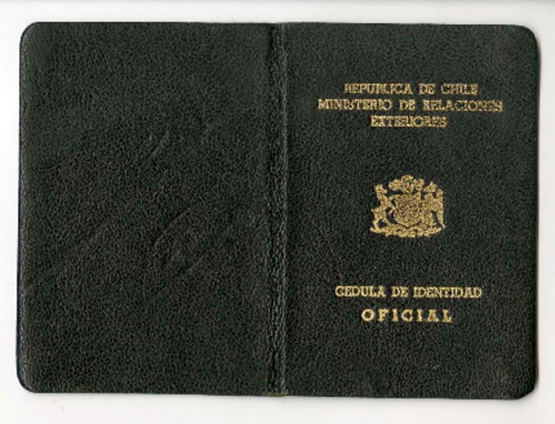 [Cédula de identidad oficial] 1951 junio 12, Santiago, Chile [de] Juan Guzmán Cruchaga  [manuscrito] Ministerio de Relaciones Exteriores (Chile).