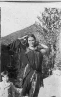 Mujer joven Sentirse mal Ser amado Blanca Luz Brum [fotografía]. - Biblioteca Nacional Digital de Chile