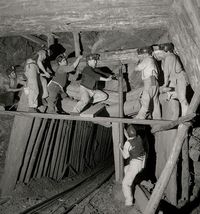 Mineros en el subterráneo de la mina de carbón de Lota.