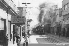 Calle Aldunate de Coquimbo, vía férrea que unía el puerto con la estación empalme, ca. 1950.