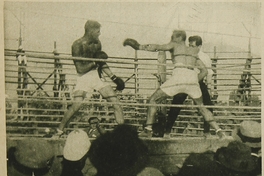 Pelea entre Santiago Mosca y Luis Vicentini en el ring de los Campos de Sports, 1923.