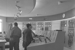 Vista de las tres unidades generadoras y sala de comandos en el interior de la casa de máquinas, Pullinque, 1962.