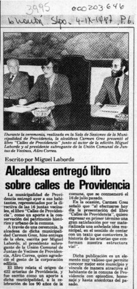 Alcaldesa entregó libro sobre calles de Providencia  [artículo].