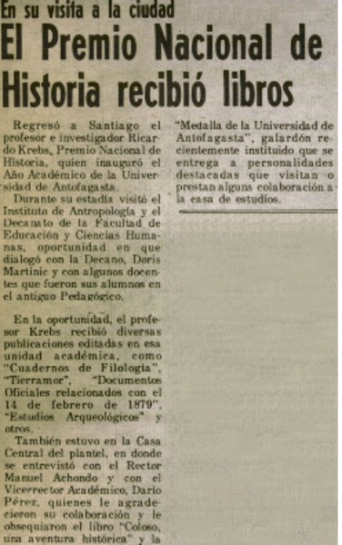 El premio nacional de historia recibió libros.