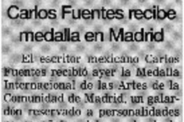 Caros Fuentes recibe medalla en Madrid.