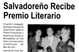 Salvadoreño recibe Premio Literario.