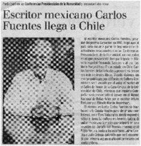 Escritor mexicano Carlos Fuentes llega a Chile