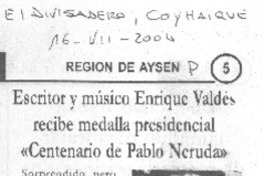 Escritor y músico Enrique Valdés recibe medalla presidencial "Centenario de Pablo Neruda"