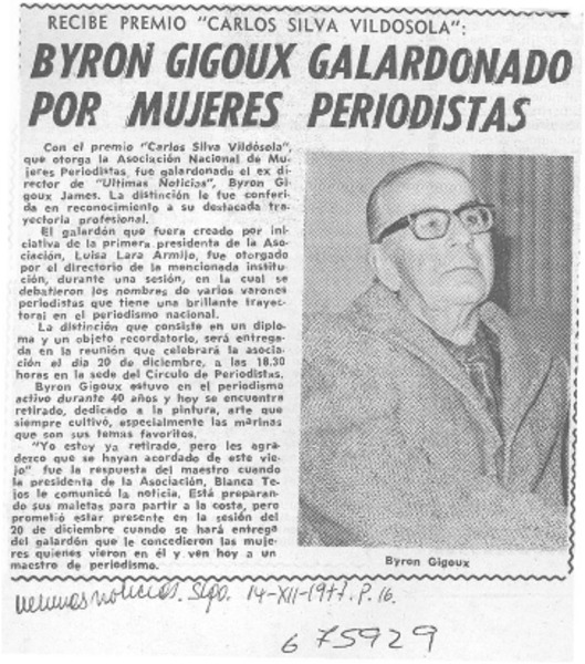 Byron Gigoux galardonado por mujeres periodistas.