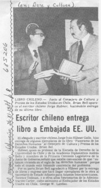 Escritor chileno entrega libro a embajada EE.UU.